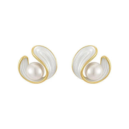 Luxuriöse Ohrringe mit weißem Opal und Perle in Gold
